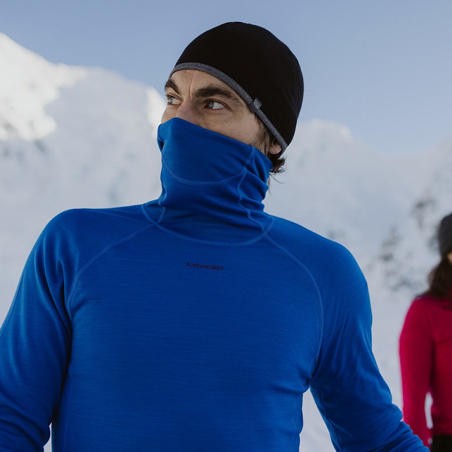 Hombre vestido con ropa de esquí en medio de la nieve deportes de invierno