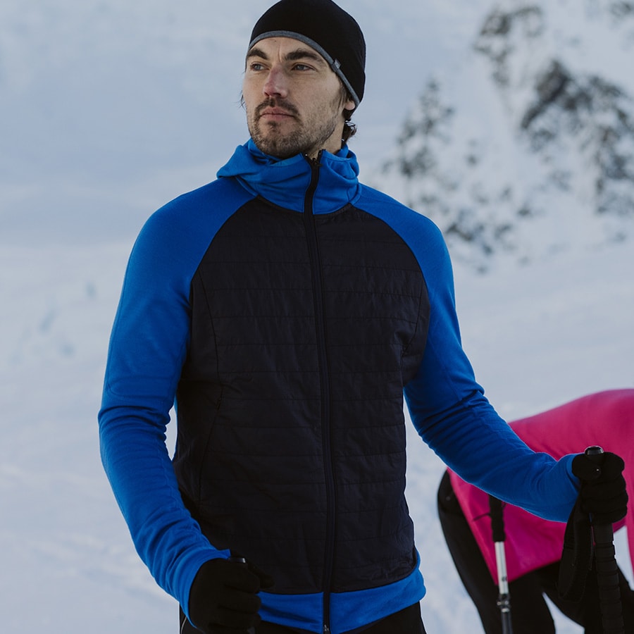 Hombre vestido con ropa de esquí en medio de la nieve deportes de invierno