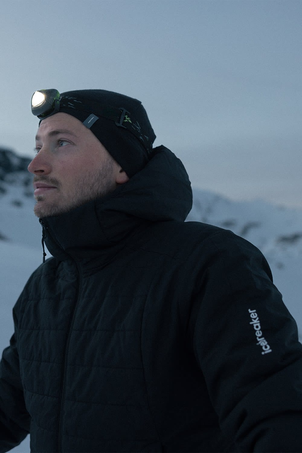 Man at the snow wearing an icebreaker merinoloft jacket.