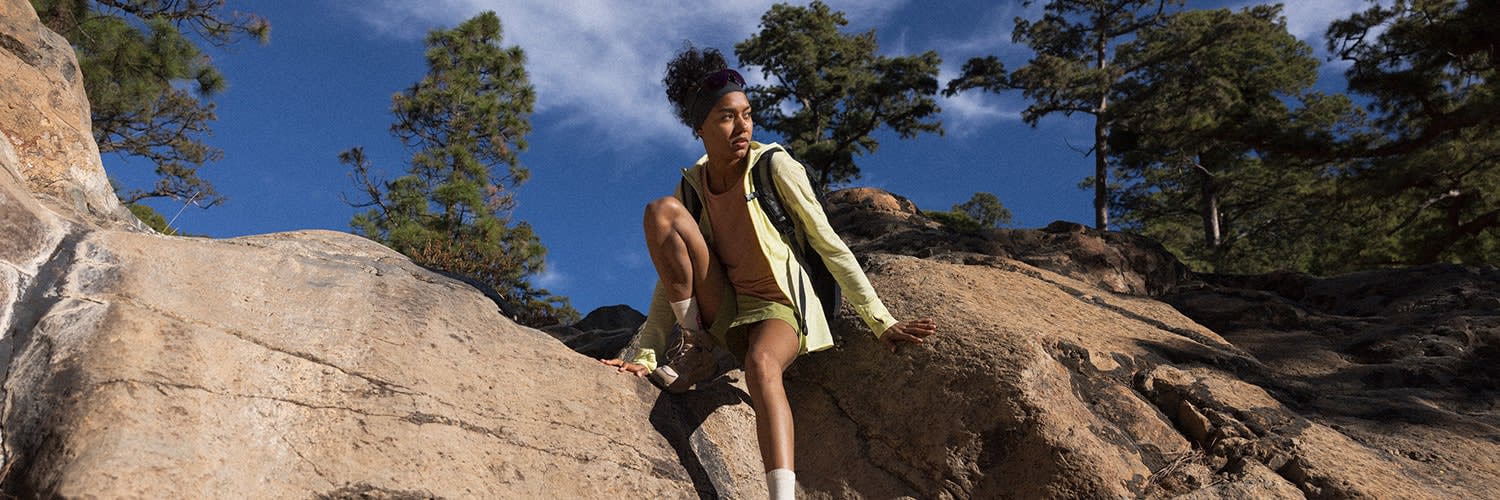 Randonnée femme portant un sweat à capuche et un t-shirt en mérinos icebreaker