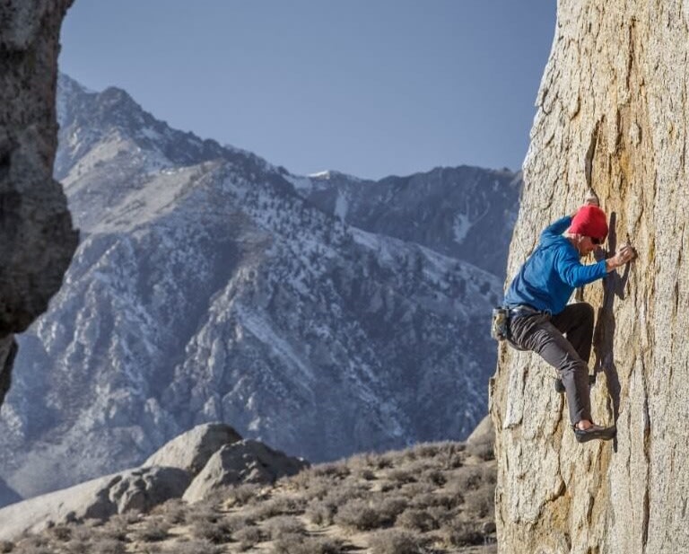 Man bouldering without harness