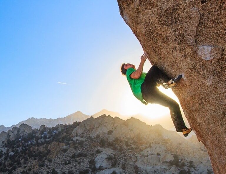 Man bouldering without harness