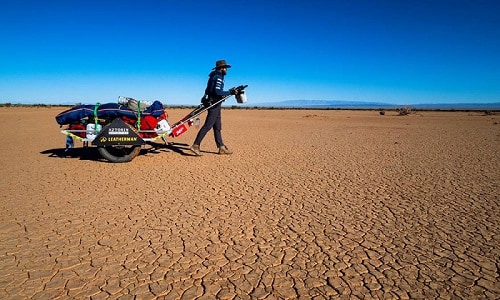 Mateusz Waligóra en randonnée sur le terrain accidenté du Gobi, le plus grand désert d'Asie