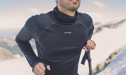Homme ski vêtu d'un haut thermique en mérinos brise-glace noir