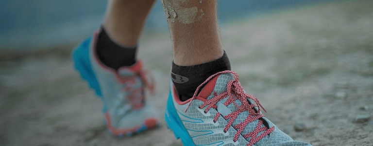 Personne qui marche portant des chaussettes en mérinos icebreaker