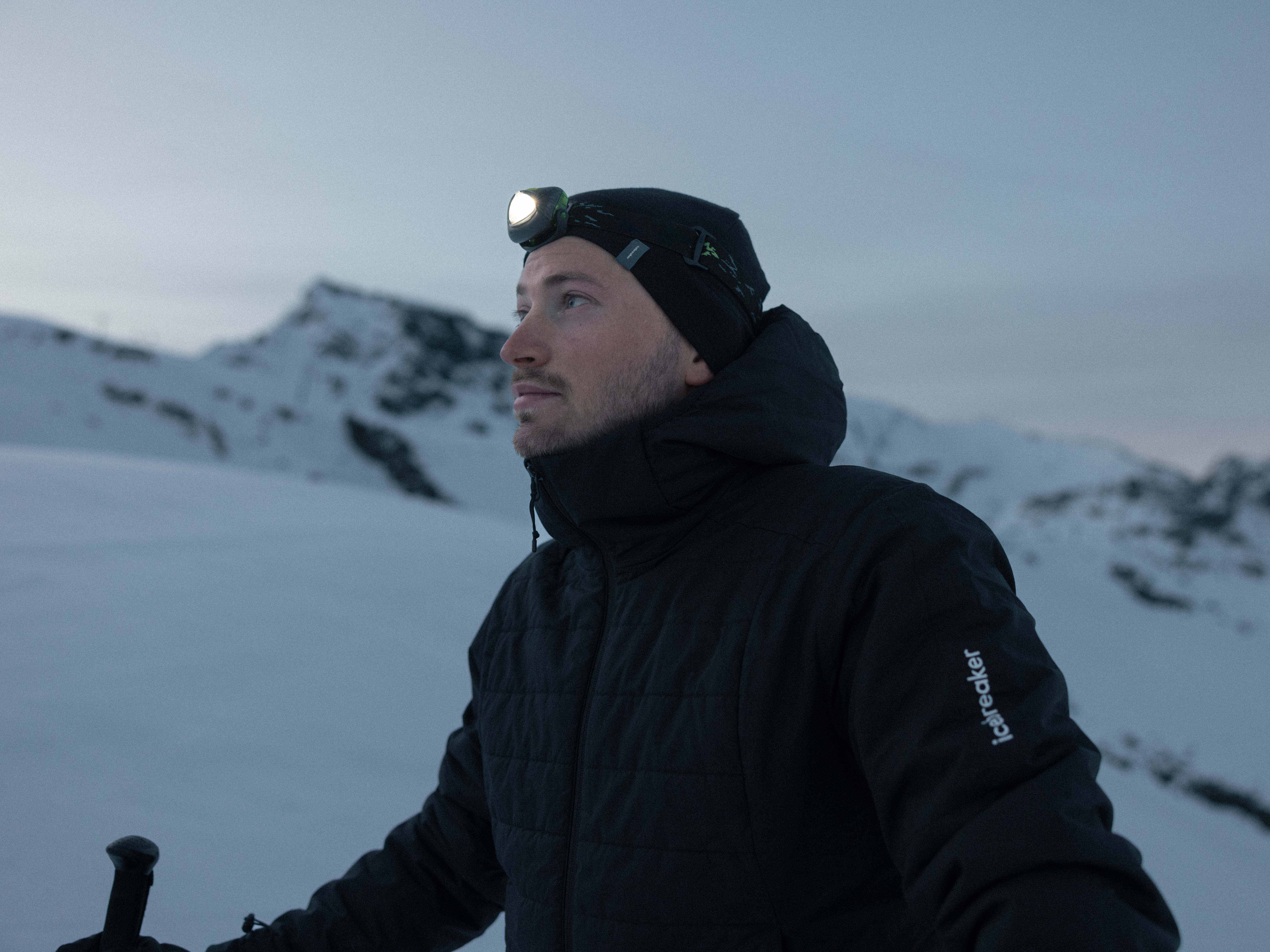 Un homme portant une veste brise-glace en mérinos en ski