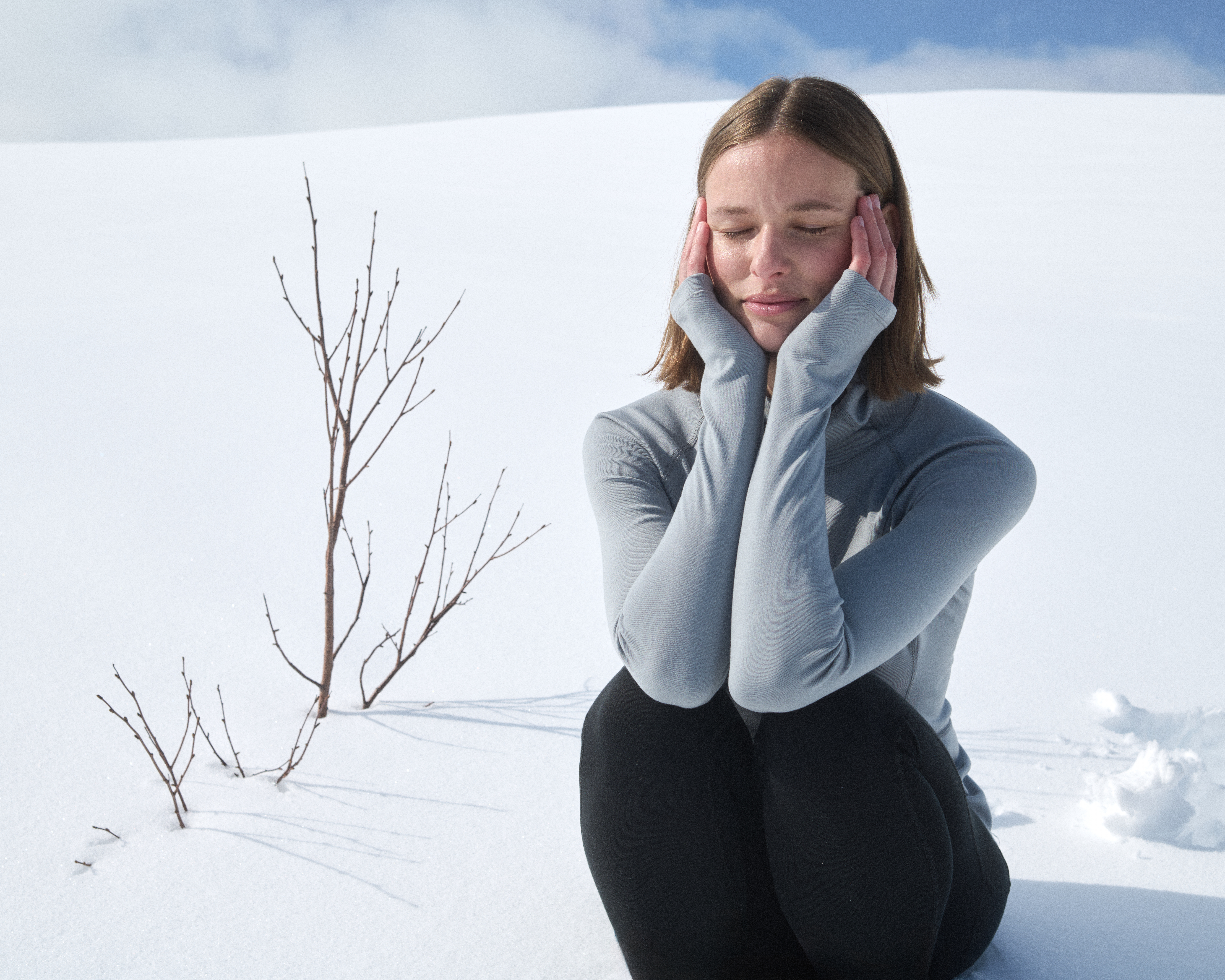 Femme assise en sous-vêtement thermique en mérinos Icebreaker