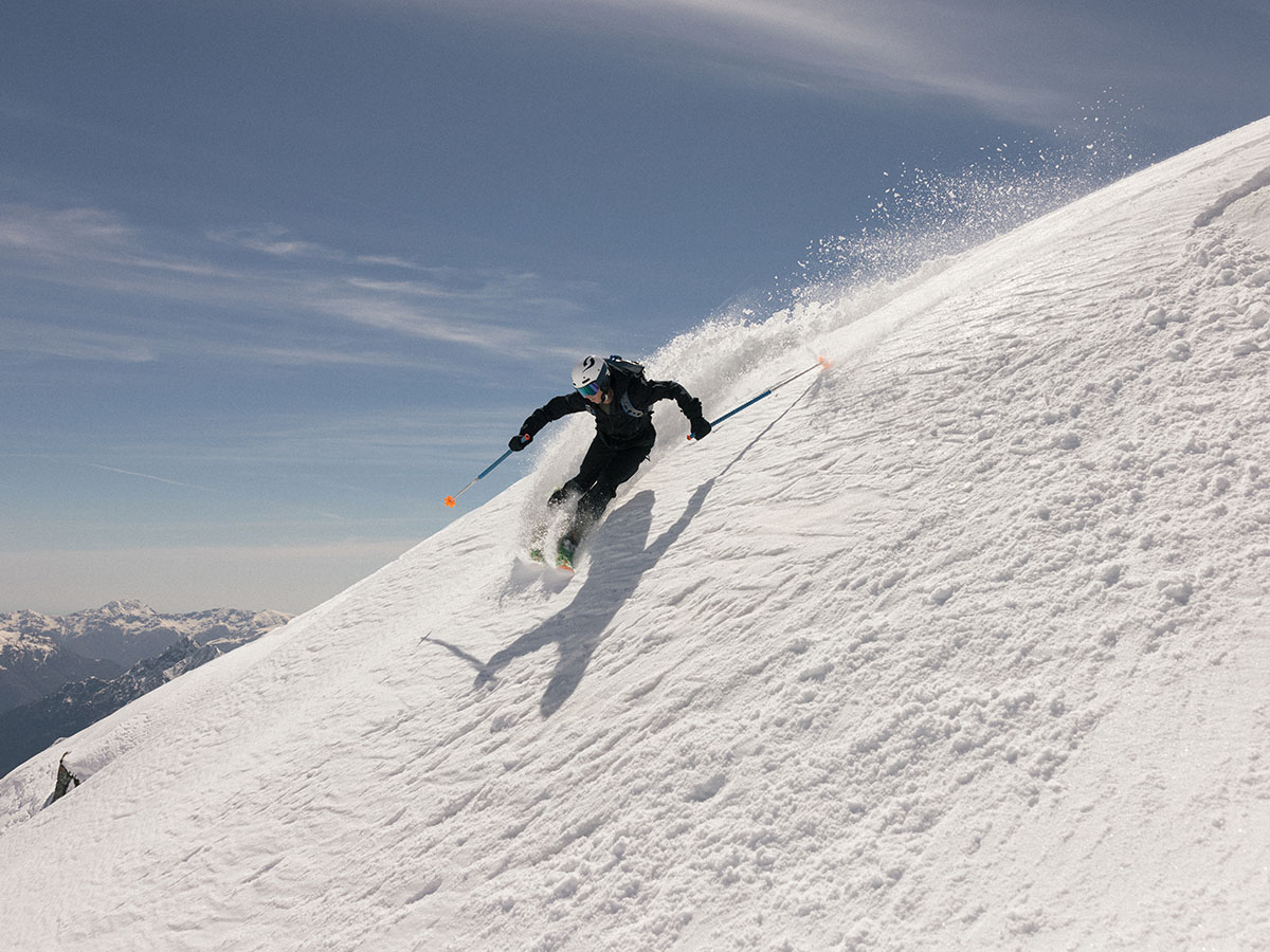 Personne faisant du ski alpin