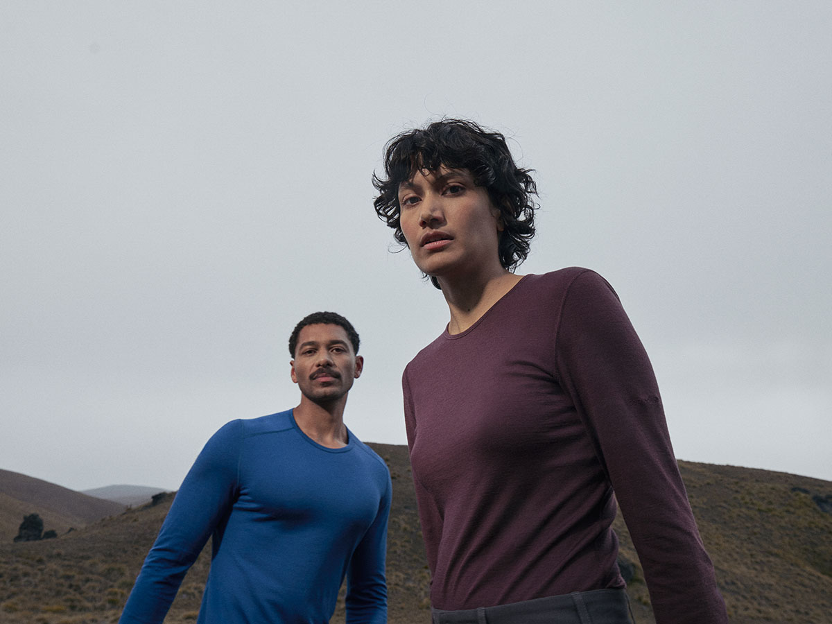 Un homme et une femme portant des sous-vêtements thermiques en mérinos Icebreaker Oasis