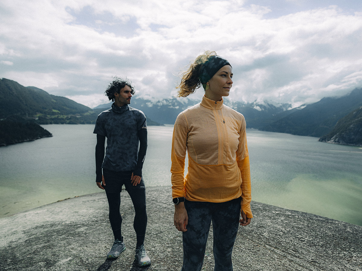 Deux personnes courant sur un sentier portant un manteau mérinos Icebreaker