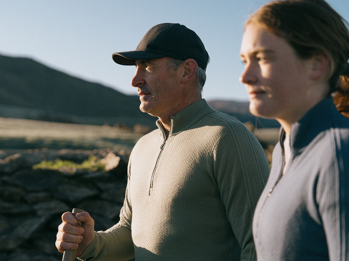 Un homme et une fille portant des pulls brise-glace en mérinos