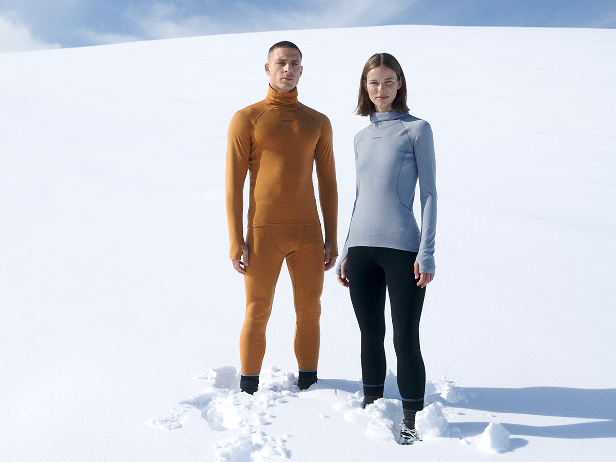 Un homme et une femme portant des hauts thermiques et des leggings thermiques en mérinos Icebreaker